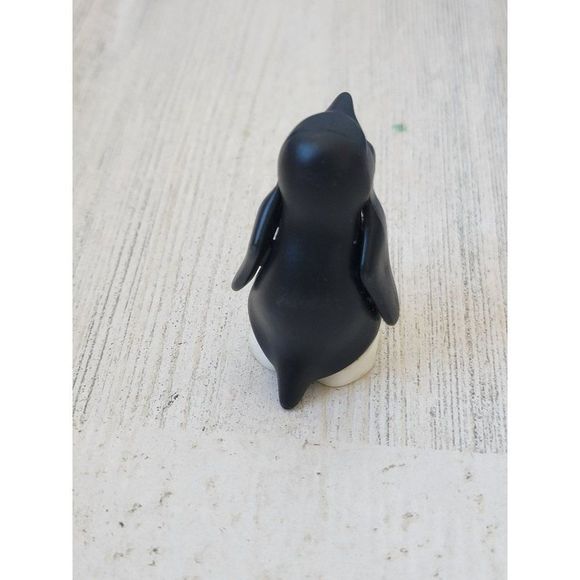 Miniature tuxedo penguin Arctic Zoo toy figure - Picture 3 of 5